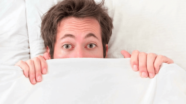 L'uomo è timido delle dimensioni del pene